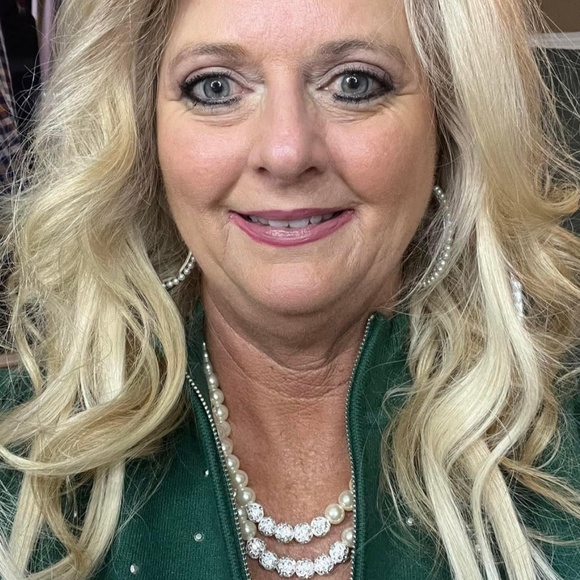 Meet your Posher, Lora - Picture 2 of 2